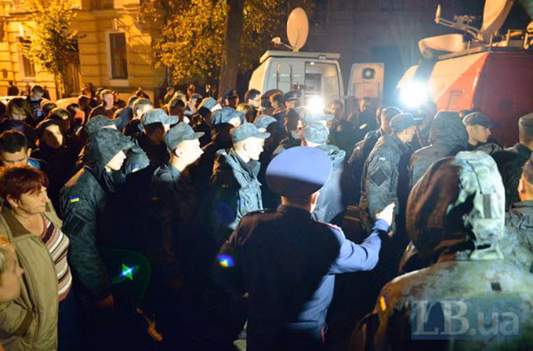 ... cũng như các hãng truyền thông.