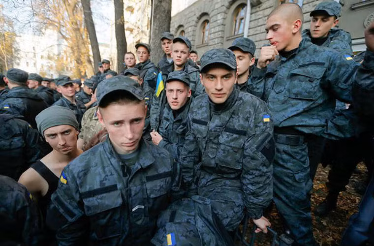 Thậm chí, có những người lính chỉ như những cậu nhóc.