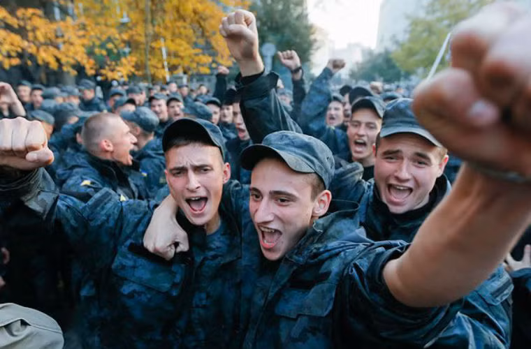 Khoảng 200 lính nghĩa vụ thuộc Lực lượng Vệ binh Quốc gia Ukraine đã vây quanh Phủ Tổng thống Ukraine tại Kiev để đòi xuất ngũ.