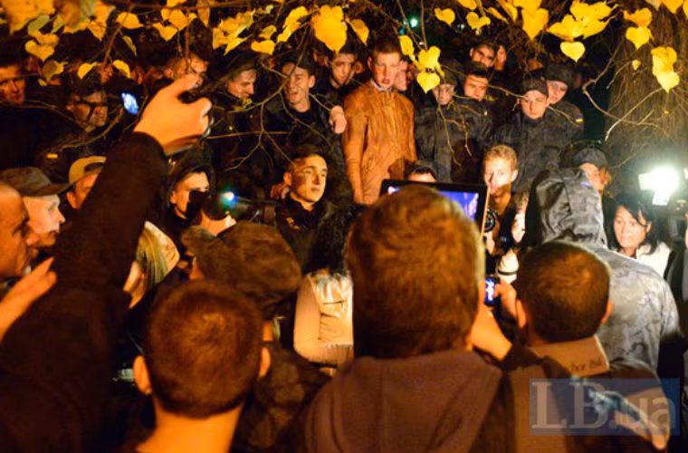 Các binh sĩ biểu tình chụp ảnh với người dân.