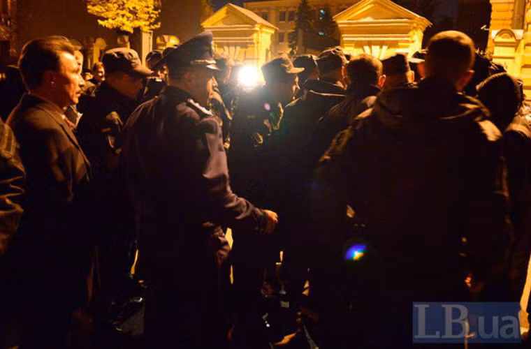 Các cuộc biểu tình kéo dài đến tận khuya.