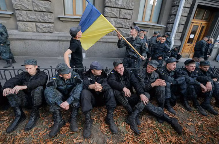 Trong chuyến làm việc tới thành phố miền đông bắc Kharkov ngày 11/10, Tổng thống Ukraine cho biết, việc giải ngũ vào lúc này là không thể bởi tình hình chiến sự thực tế.