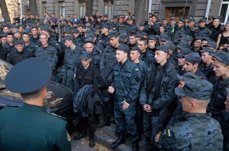 Các phương tiện truyền thông ở Ukraine ngày 13/10 đưa tin rằng, tại một căn cứ của Lực lượng Vệ binh đóng ở Novye Petrovtsy, ngoại ô Kiev, 500 quân nhân yêu cầu lãnh đạo trả tiền lương đã quá hạn 4 ngày cho họ.