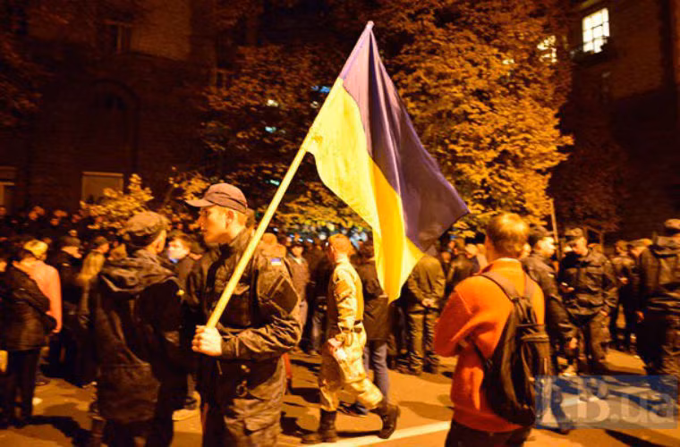 Những người lính biểu tình mang theo cờ Ukraine.