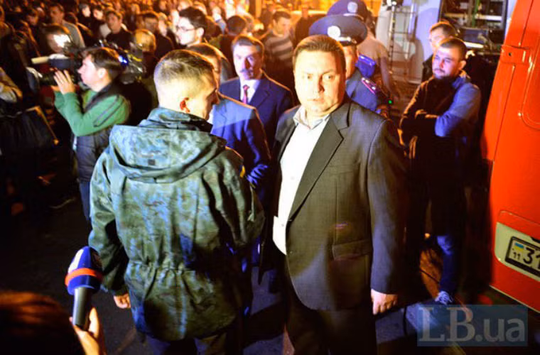 ..và chính phủ đàm phán với những người lính biểu tình.