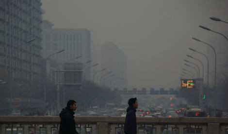 Do tình trạng ô nhiễm, Trung Quốc tiếp tục phải dựa vào các nguồn năng lượng như dầu mỏ từ Mỹ.