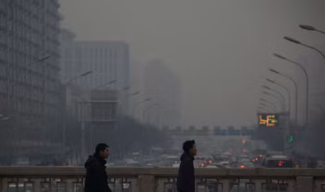 Do tình trạng ô nhiễm, Trung Quốc tiếp tục phải dựa vào các nguồn năng lượng như dầu mỏ từ Mỹ.