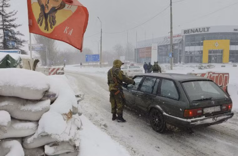 Các xe ra vào đều bị kiểm tra.