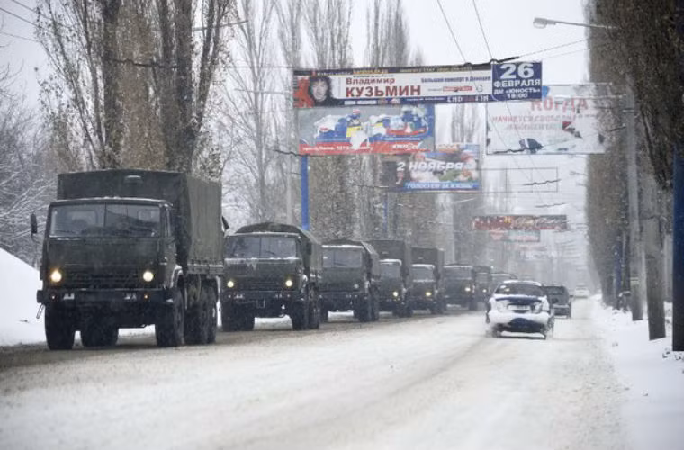 Theo Kiev Post, ngoài 12 xe cứu trợ còn có 30 xe tải quân sự đi theo đoàn xe cứu trợ của Nga.