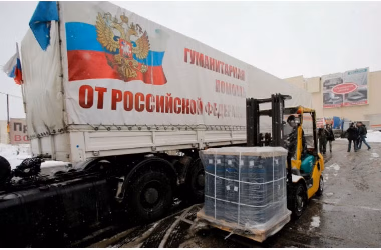 Hàng cứu trợ được bốc dỡ xuống từ xe tải của Nga.
