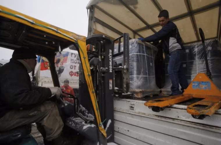 Cận cảnh quá trình bốc dỡ.