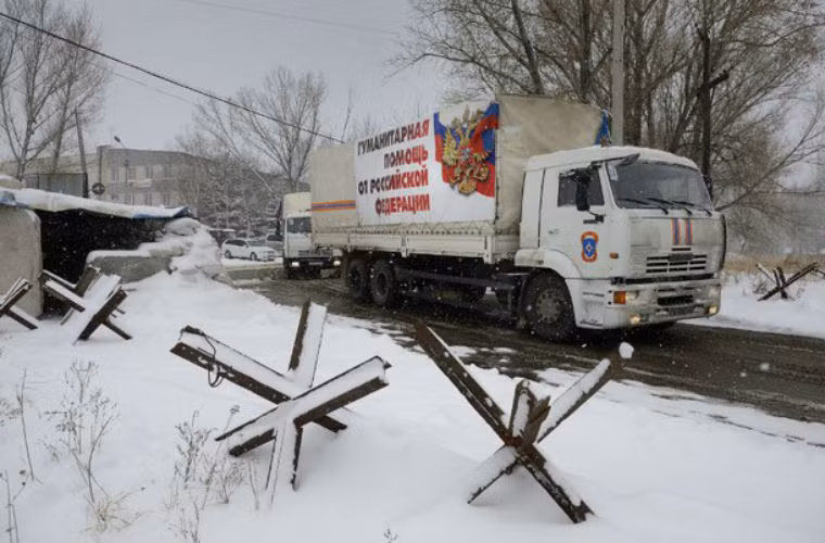 Đoàn xe cứu trợ Nga đi vào Donetsk.
