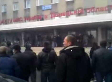 Người biểu tình trước cửa trụ sở cảnh sát Gorlovka.