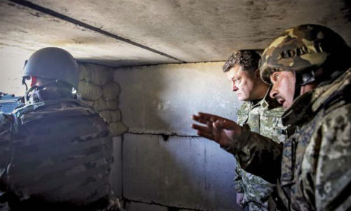 Ông Poroshenko thị sát Quân đội Ukraine.
