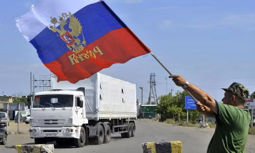 Xe tải Nga được lực lượng ly khai đón chào.