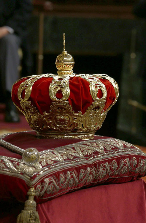 Vương miện và vương trượng của vua Tây Ban Nha được trưng bày.