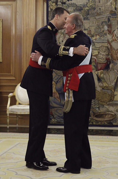 Vua Juan Carlos ôm người con trai - cũng là vị vua mới Felipe VI.
