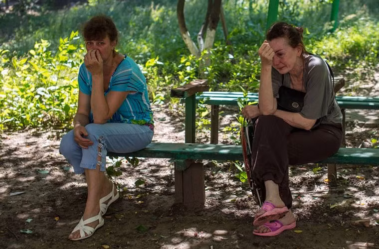 Người dân Slavyansk đau khổ vì gia tài bị phá hủy sau đợt pháo kích.