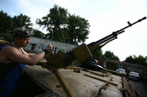 Binh sĩ Tự vệ Lugansk kiểm tra lại vũ khí trong thời gian ngừng bắn.