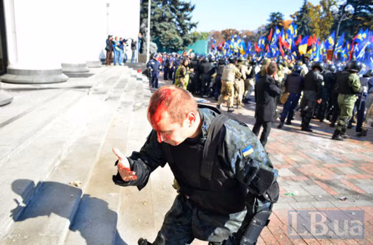 Một cảnh sát Ukraine bị thương khi làm nhiệm vụ.