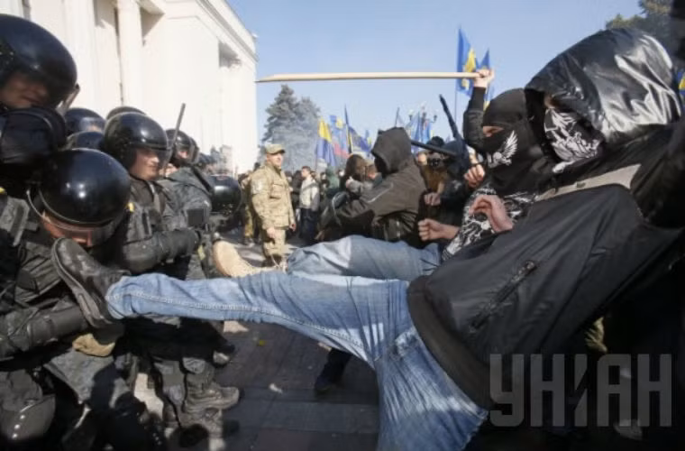 Những người biểu tình dùng gậy gỗ ..