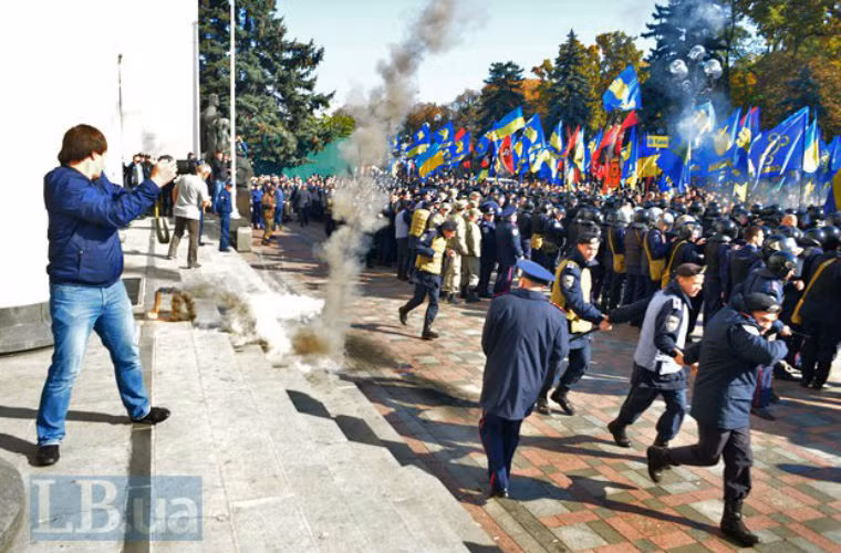 Cảnh sát bao quanh đường dẫn đến lối vào chính của tòa nhà quốc hội.