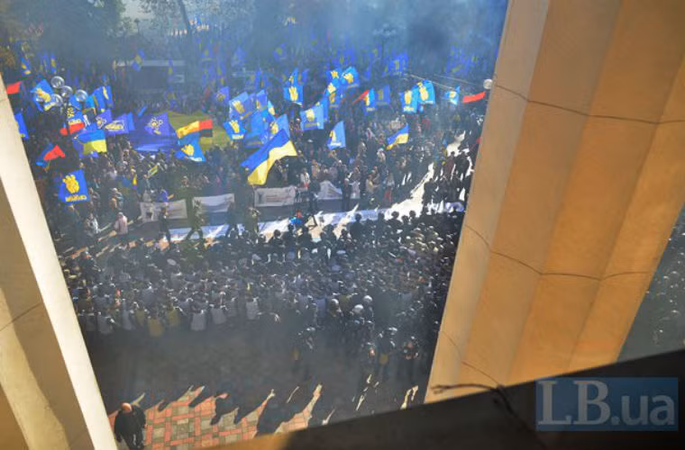 Vụ đụng độ xảy ra ngay cạnh tòa nhà Quốc hội Ukraine.