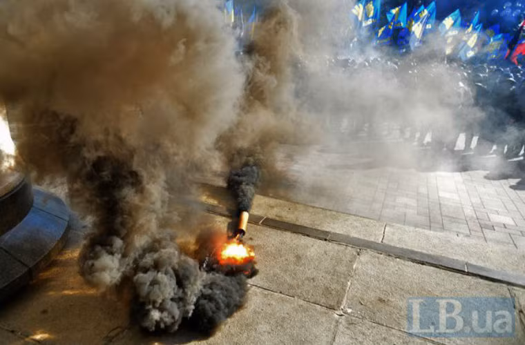 Những người biểu tình ném pháo và chai xăng về phía trụ sở quốc hội.