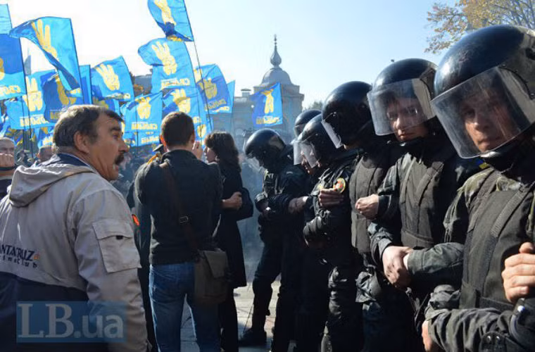 ...vốn trong thời Thế Chiến II từng hợp tác với những kẻ chiếm đóng Đức quốc xã, là tổ chức đấu tranh cho nền độc lập Ukraine.