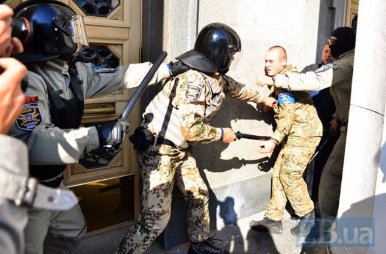 Một người biểu tình bị bắt giữ khi tiến lại gần tòa nhà Quốc hội Ukraine.