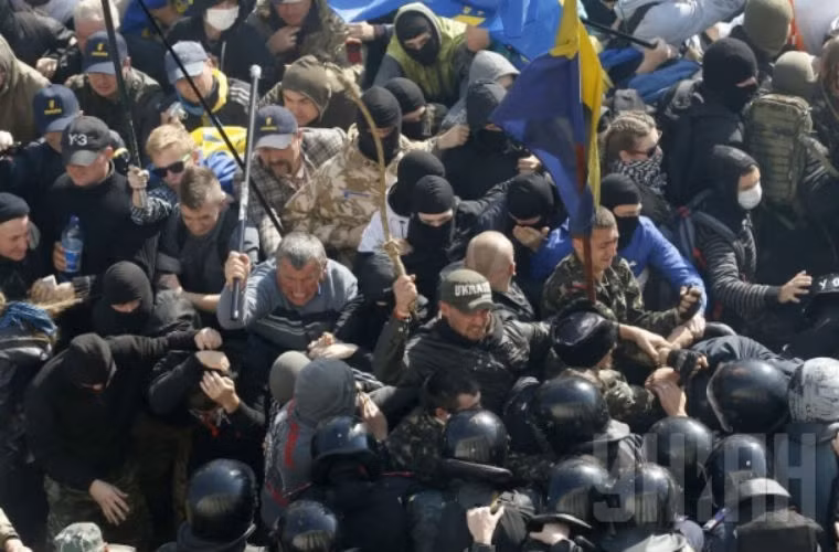 Bạo lực nổ ra giữa 2 bên.