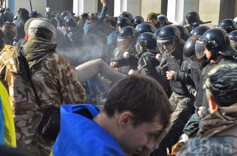 Những người biểu tình đòi công nhận lực lượng Quân khởi nghĩa dân tộc Ukraina (gọi tắt là UPA)...