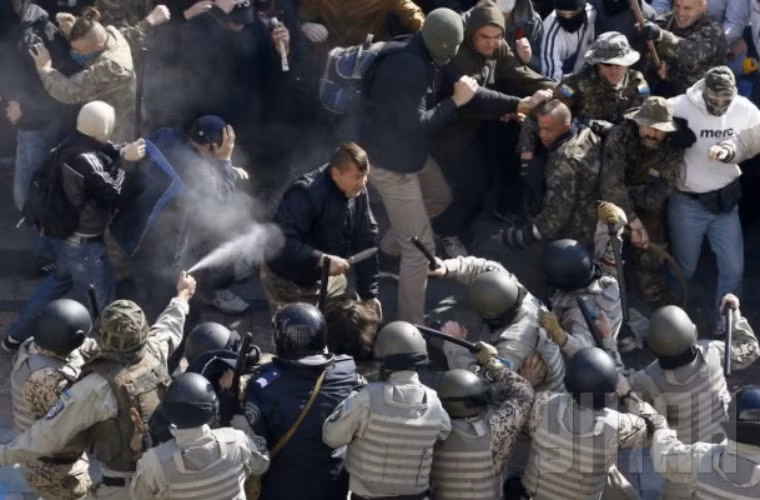 Cảnh sát Ukraine dùng hơi cay và dùi cui giải tán biểu tình.