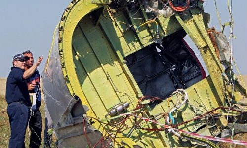Chuyên gia quốc tế làm việc tại hiện trường MH17 rơi.