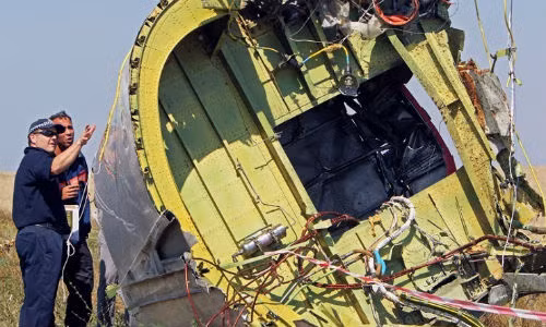 Chuyên gia quốc tế làm việc tại hiện trường MH17 rơi.