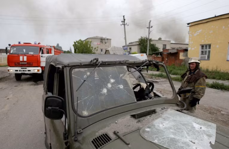 Trước đó, Cộng hòa Nhân dân Lugansk cho biết họ đã bị Quân đội Ukraine tấn công bằng pháo phản lực Grad cũng như bị ném bom vào khu dân cư.