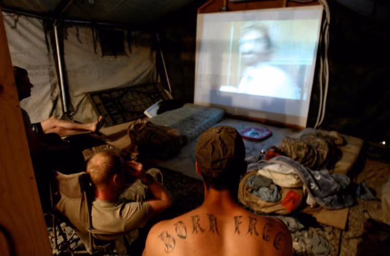 Lính Mỹ tụ tập xem phim trong căn cứ.