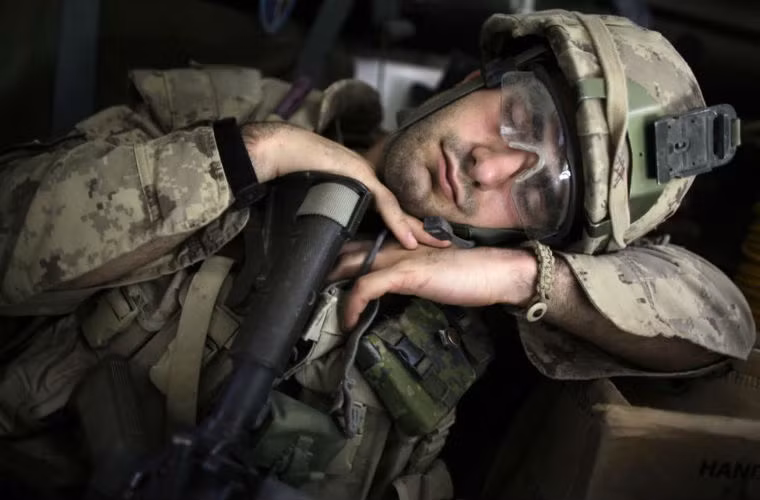 Người lính Canada tranh thủ nghỉ ngơi sau khi hoàn thành nhiệm vụ.