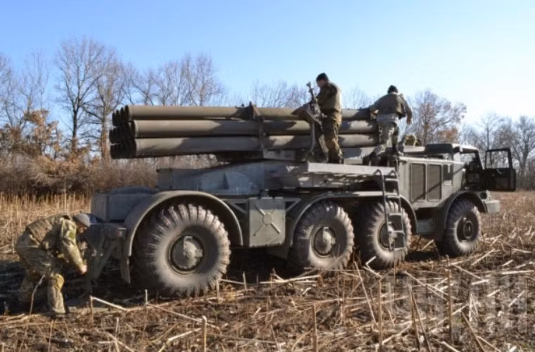 Các binh sĩ chuẩn bị cho giàn tên lửa phóng loạt vào hoạt động.