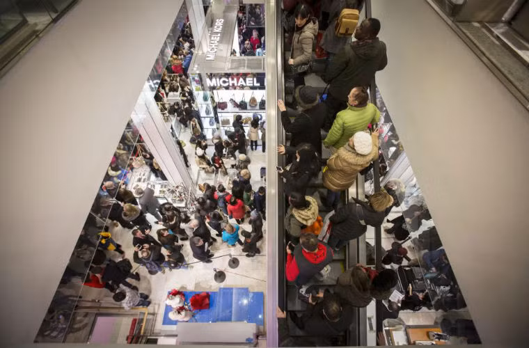 Các trung tâm mua sắm thường chật ních người trong ngày này.