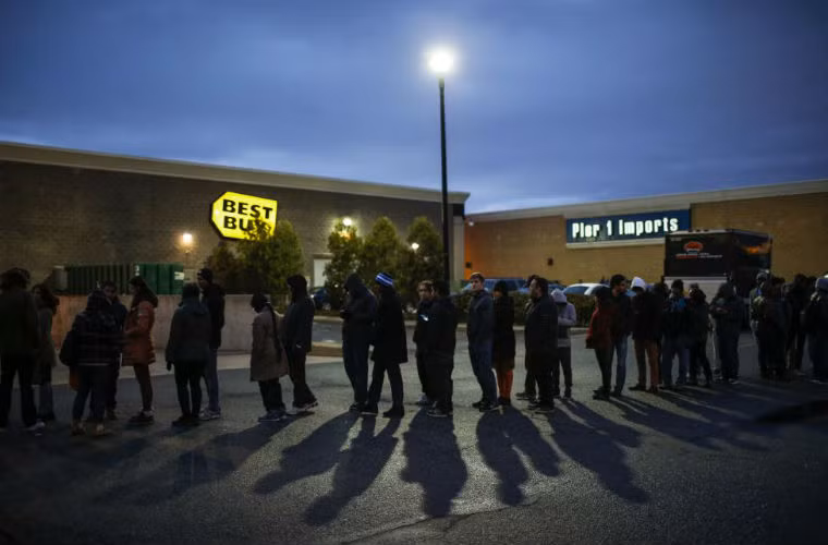 Hàng dài người chờ vào mua sắm ở Best Buy.