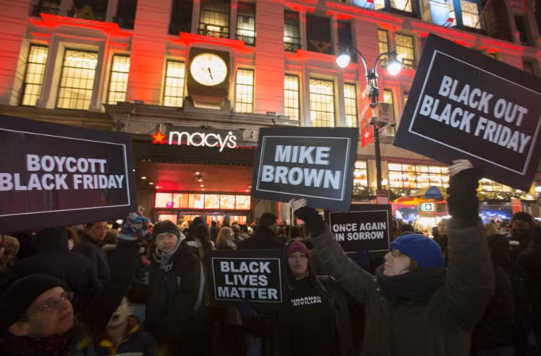 Tuy nhiên, cũng có những người biểu tình chống lại ngày Black Friday.