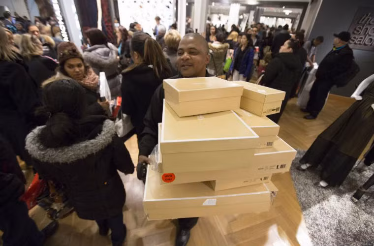 Người đàn ông hồ hởi sau khi mua được những món đồ ưng ý.