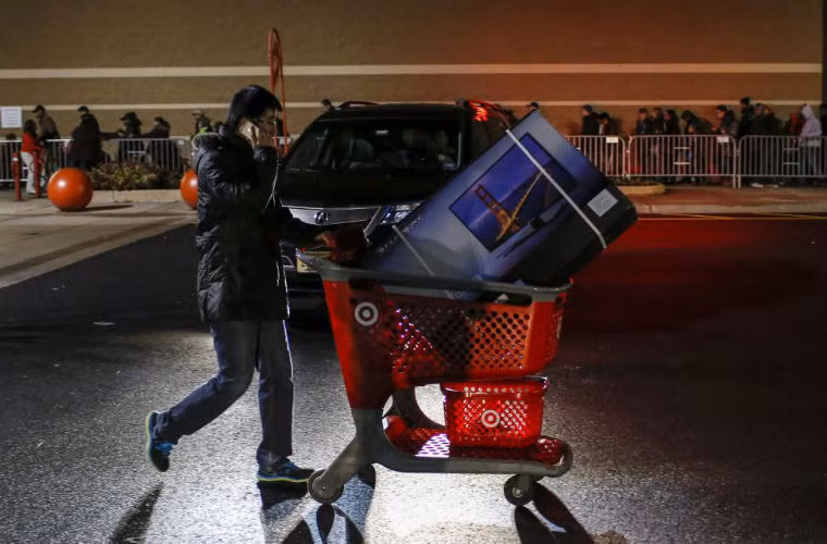 Black Friday đã trở thành dịp mua sắm ưa thích của những người có thu nhập thấp ở Mỹ và Anh.