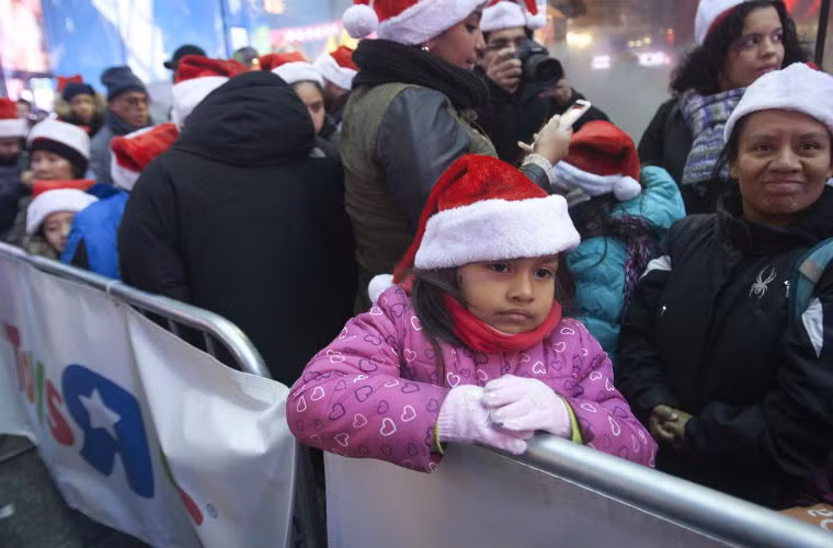 Người dân xếp hàng chờ mua sắm ở quảng trường Thời đại, New York.