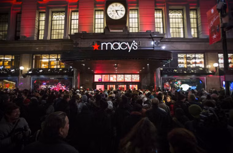 Các tín đồ mua sắm chờ bên ngoài siêu thị Macys ở New York để vào mua sắm ngày Black Friday.