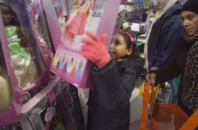 Cô bé tỏ vẻ thích thú với mẫu búp bê mà ngày thường có lẽ cô sẽ không bao giờ được mua tặng.