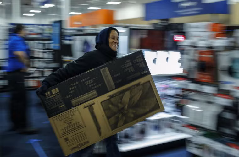 Người phụ nữ hồ hỏi sau khi mua được chiếc TV cỡ lớn với giá rẻ.