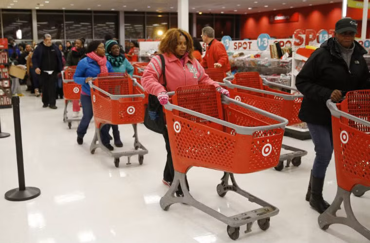 Người dân vào mua sắm trong một chuối siêu thị ở thành phố Chicago.