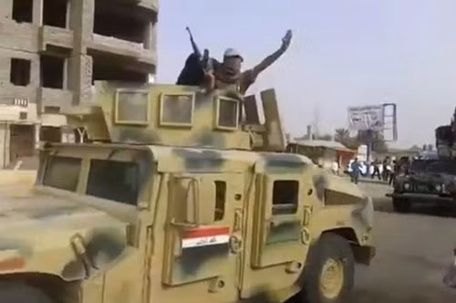 Những phiến quân ISIL ở Syria sử dụng xe bọc thép Humvee giành được trong cuộc tấn công chớp nhoáng ở Iraq.